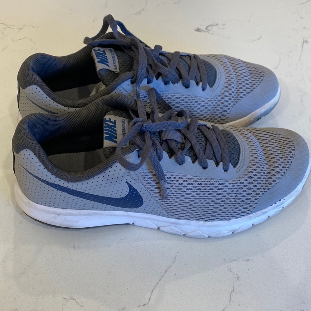 Boys Nike size 5.5 Sneaker